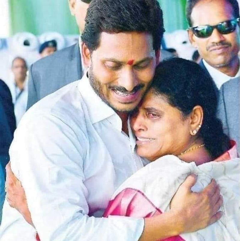 జగన్ ఎదుర్కొంటున్న ఇబ్బందులను, పరాభవాలను గమనించిన వైయస్ విజయమ్మ కొడుకు పరిస్థితి చూసి ఏమాత్రం చలించలేదు. వెన్నుతట్టి ప్రోత్సహించారు. జగన్ ఎదుర్కొంటున్న ప్రతీ ఇబ్బంది నుండి అధిగమించాలని ఆశీర్వదిస్తూ ముందుకు నడిపించడంలో ఆమె గొప్పతనంగా పార్టీ చెప్పుకుంటోంది