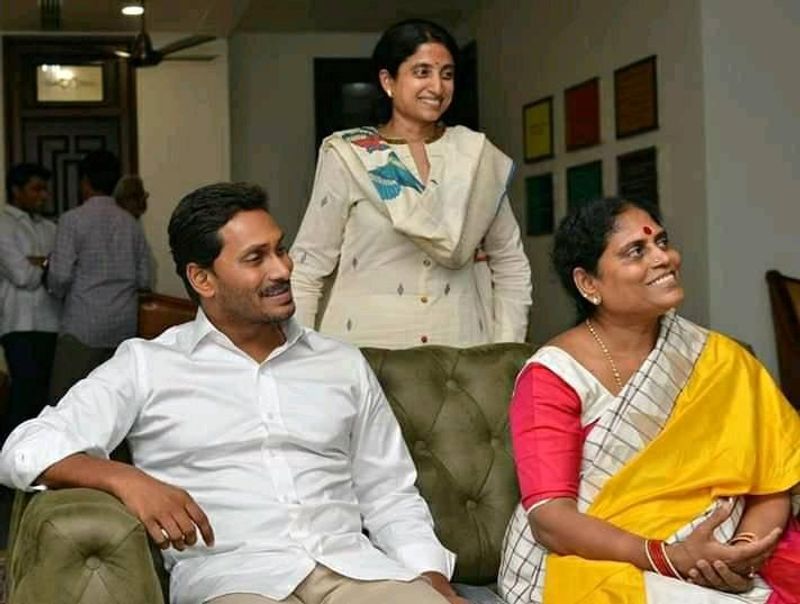 వైయస్ రాజశేఖర్ రెడ్డి మరణానంతరం తనయుడు వైయస్ జగన్మోహన్ రెడ్డి సొంత పార్టీ పెట్టడం, ఆ తర్వాత జైలుకు వెళ్లడం ఇలా ఎన్నో జరిగాయి. ఆస్తుల కేసుల పేరుతో నేటికి కోర్టుల చుట్టూ తిరుగుతుండటం ఆ తల్లి తల్లడిల్లిపోయింది