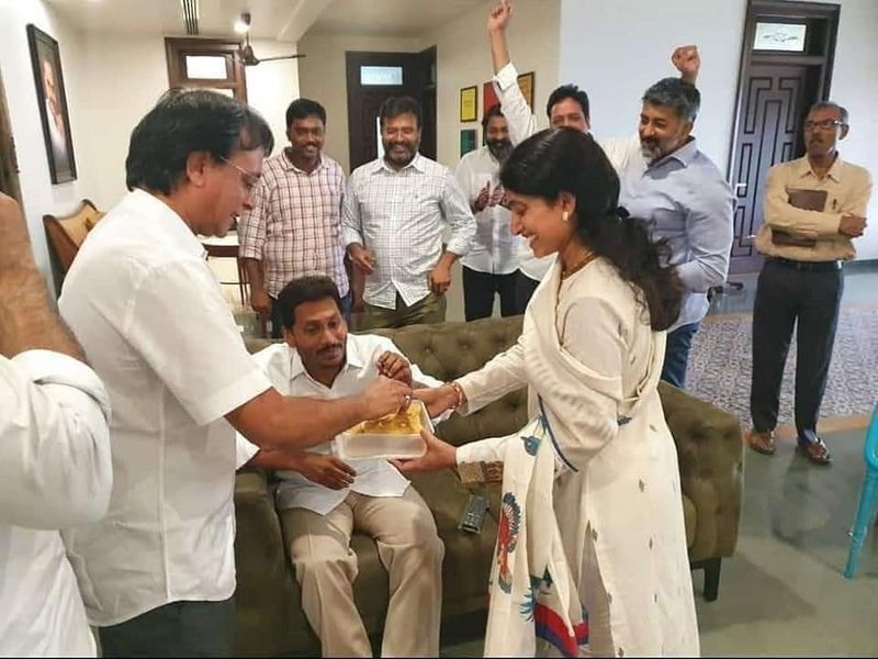 తనమామ వైయస్ రాజశేఖర్ రెడ్డి మరణం తర్వాత భర్త వైయస్ జగన్మోహన్ రెడ్డికి ఎదురైన ప్రతీ కష్టాన్ని కడుపులో దాచుకుంటూ భర్తకు తోడుగా నిలిచిన ఒక గొప్ప అర్థాంగి. వైయస్ మరణాన్ని తట్టుకోలేక మరణించిన వారి కుటుంబాలను ఓదార్చేందుకు వైయస్ జగన్ ఓదార్పుయాత్ర చేపట్టి ప్రజల మధ్యకు వెళ్తే ఇల్లాలిగా తన బాధ్యతను ఇంటి బాధ్యతను చక్కదిద్దారు వైయస్ భారతీరెడ్డి.