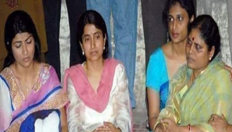ఆస్తుల కేసు పేరుతో భర్త వైయస్ జగన్మోహన్ రెడ్డిని దిల్ కుషా గెస్ట్ హౌస్ వద్ద సీబీఐ అధికారులు విచారణ చేపట్టడం, ఆ తర్వాత అరెస్ట్ చేయడంతో ఆమె నిరసన గళం విప్పారు. దిల్ కుషా గెస్ట్ హౌస్ వద్ద అత్త వైయస్ విజయమ్మ, మరదలు వైయస్ షర్మిలతో కలిసి నిరసనకు దిగారు.