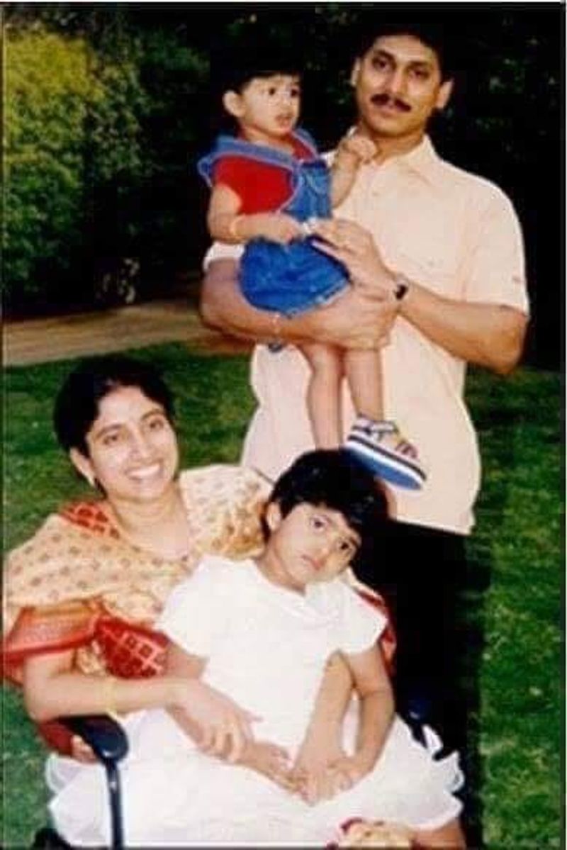 తన భర్త తనకు దూరమవుతున్నారన్న బాధ తనను వెంటాడుతున్నా ఆ బాధను లోలోన దాచుకుని జగన్ కు అండగా నిలిచారు. అటు ఇద్దరు ఆడపిల్లల బాధ్యతను భుజాన వేసుకుని వారికి తండ్రి దూరంగా ఉంటున్నారనే బాధ తెలియకుండా పెంచారు.