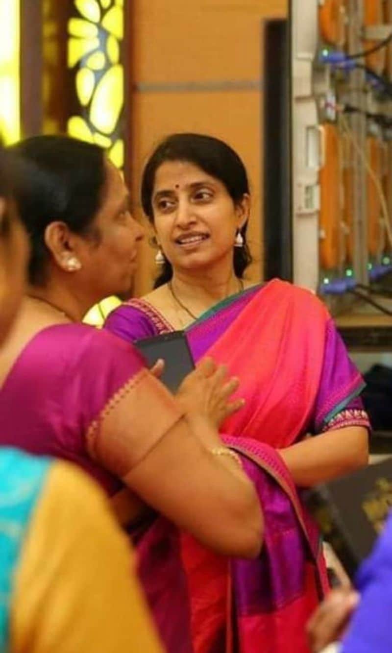 ఆ తర్వాత వారిని పోలీసులు అరెస్ట్ చేయడం వరకు వెళ్లింది. అయినా అదరలేదు బెదరలేదు. తాము ఎక్కడ బాధపడితే భర్త లక్ష్యం దూరమవుతుందోనని ఆమె లోలోన దాచుకుంటూ భర్తకు తోడుగా నిలిచారు వైయస్ భారతీరెడ్డి
