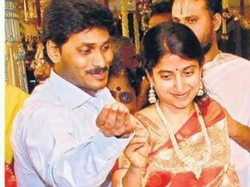 16నెలలపాటు వైయస్ జగన్మోహన్ రెడ్డిని జైల్లో పెట్టినప్పుడు ఆమె అనుభవించిన నరకం అంతా ఇంతాకాదు. భర్త జైల్లో ఉండగా తన ఇద్దరు బిడ్డలను చూసుకోవడమే కాదు వ్యాపార లావాదేవీలపై కూడా ప్రత్యేక దృష్టి సారించారు
