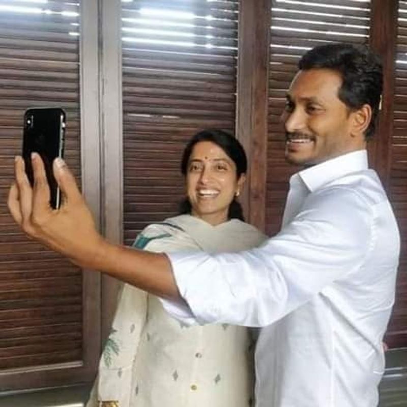 అధికార పార్టీ, ప్రతిపక్ష పార్టీలు తన భర్తను దొంగ అంటూ నేరగాడు అంటూ విమర్శలు చేస్తున్నా వాటన్నింటిని భరిస్తూ వచ్చారు. తన భర్త తప్పక వస్తాడు, సీఎం అవుతాడంటూ ధృఢంగా నమ్మిన నాయకురాలు వైయస్ భారతీరెడ్డి.