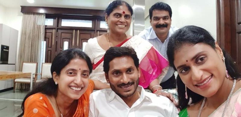 ప్రతీ పురుషుడు విజయం వెనుక ఒక స్త్రీ పాత్ర ఉంటుందన్నది ఎంత నిజమో వైయస్ జగన్ విజయం వెనుక వైయస్ విజయమ్మ, వైయస్ షర్మిల, వైయస్ భారతీరెడ్డిల పాత్ర అంత నిజం అనడంలో ఎలాంటి సందేహం లేదు.
