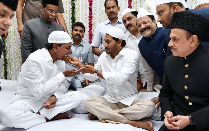 రాజ్ భవన్ ఇప్తార్ విందు కార్యక్రమంలో కేసిఆర్,జగన్