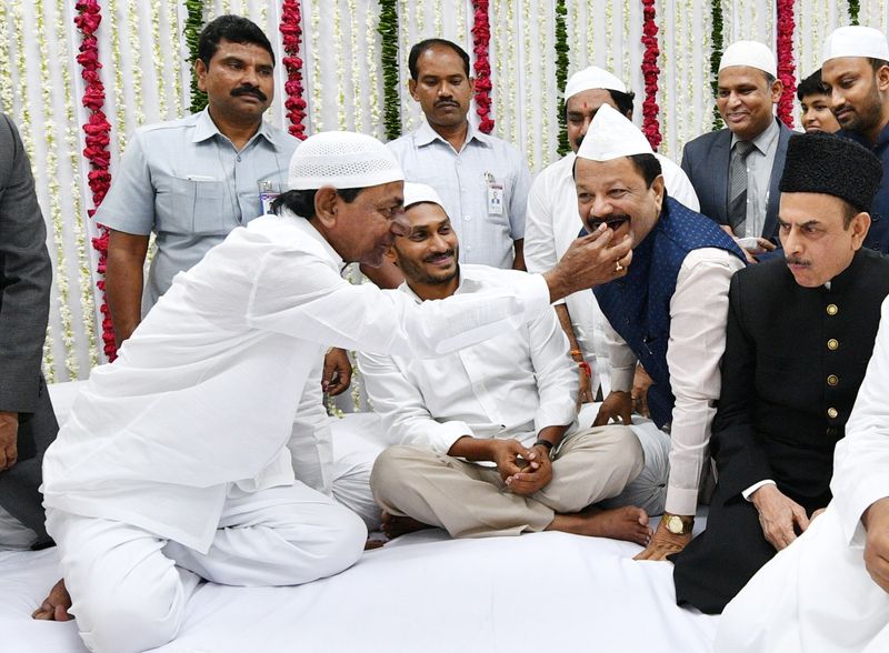 రాజ్ భవన్ ఇప్తార్ విందు కార్యక్రమంలో కేసిఆర్,జగన్