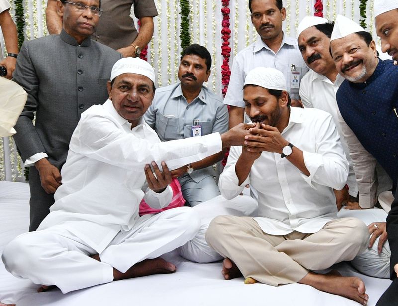 రాజ్ భవన్ ఇప్తార్ విందు కార్యక్రమంలో కేసిఆర్,జగన్