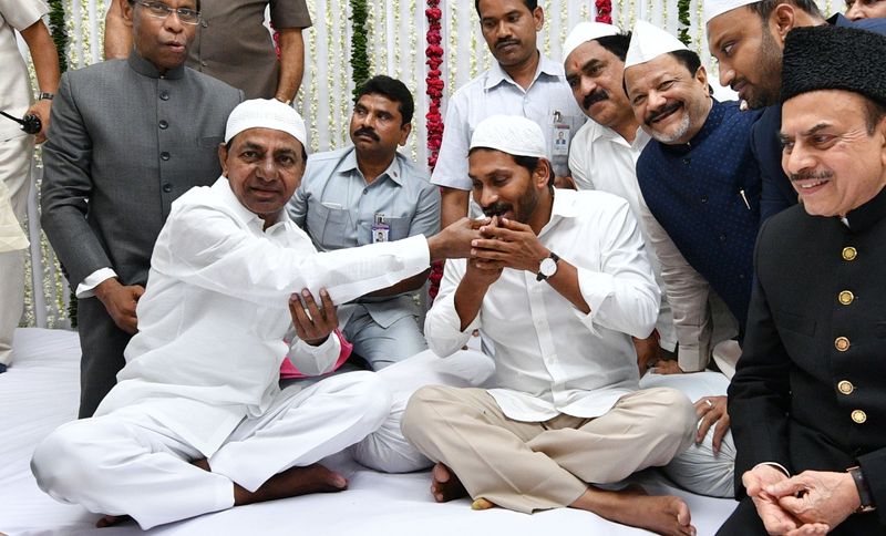 రాజ్ భవన్ ఇప్తార్ విందు కార్యక్రమంలో కేసిఆర్,జగన్