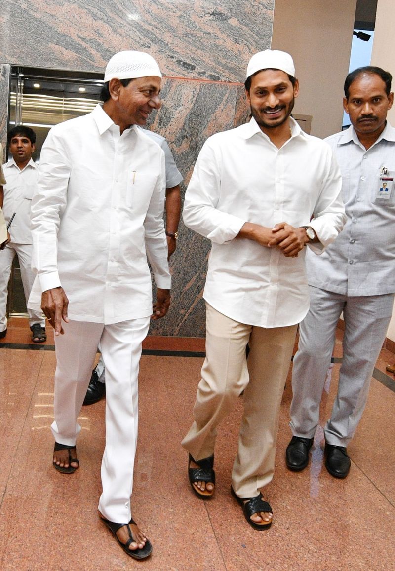 రాజ్ భవన్ ఇప్తార్ విందు కార్యక్రమంలో కేసిఆర్,జగన్
