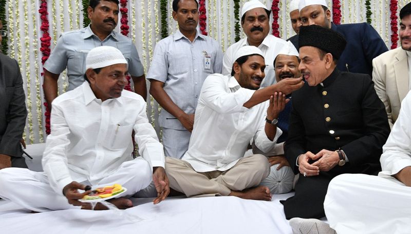 రాజ్ భవన్ ఇప్తార్ విందు కార్యక్రమంలో కేసిఆర్,జగన్