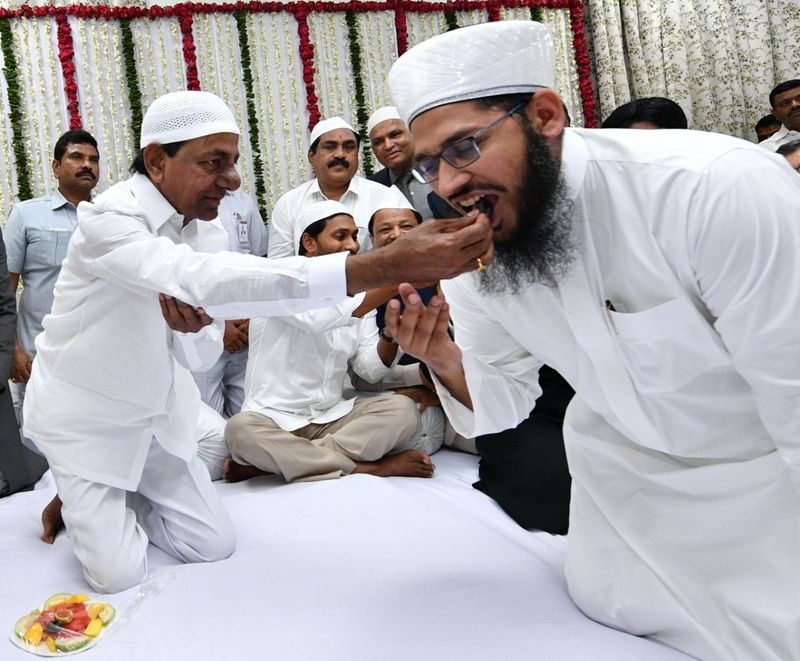 రాజ్ భవన్ ఇప్తార్ విందు కార్యక్రమంలో కేసిఆర్,జగన్