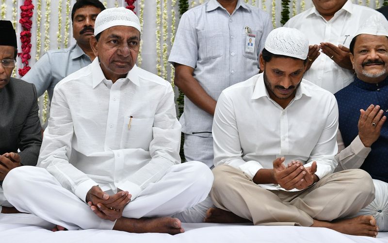రాజ్ భవన్ ఇప్తార్ విందు కార్యక్రమంలో కేసిఆర్,జగన్