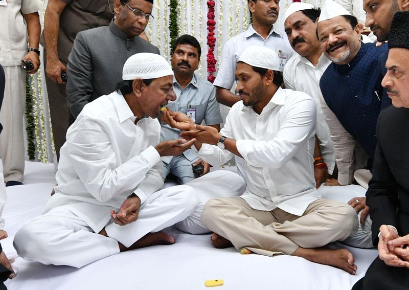 రాజ్ భవన్ ఇప్తార్ విందు కార్యక్రమంలో కేసిఆర్,జగన్