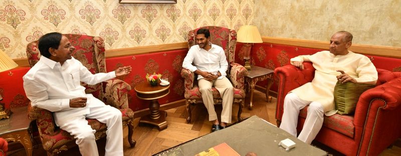 రాజ్ భవన్ ఇప్తార్ విందు కార్యక్రమంలో కేసిఆర్,జగన్