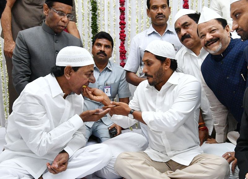 రాజ్ భవన్ ఇప్తార్ విందు కార్యక్రమంలో కేసిఆర్,జగన్