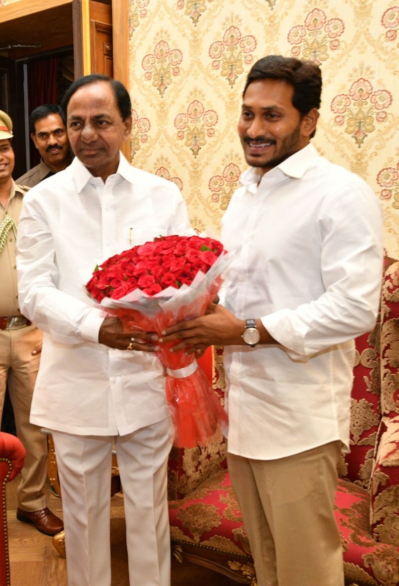 రాజ్ భవన్ ఇప్తార్ విందు కార్యక్రమంలో కేసిఆర్,జగన్