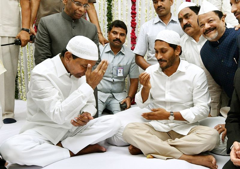 రాజ్ భవన్ ఇప్తార్ విందు కార్యక్రమంలో కేసిఆర్,జగన్