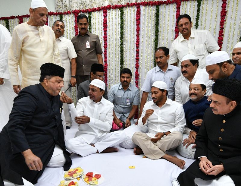 రాజ్ భవన్ ఇప్తార్ విందు కార్యక్రమంలో కేసిఆర్,జగన్