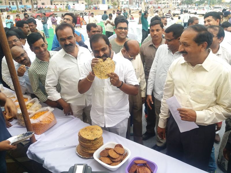 తెలంగాణ వంటకాల రుచిచూసిన శ్రీనివాస్ గౌడ్