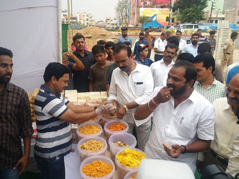 తెలంగాణ వంటకాల రుచిచూసిన శ్రీనివాస్ గౌడ్