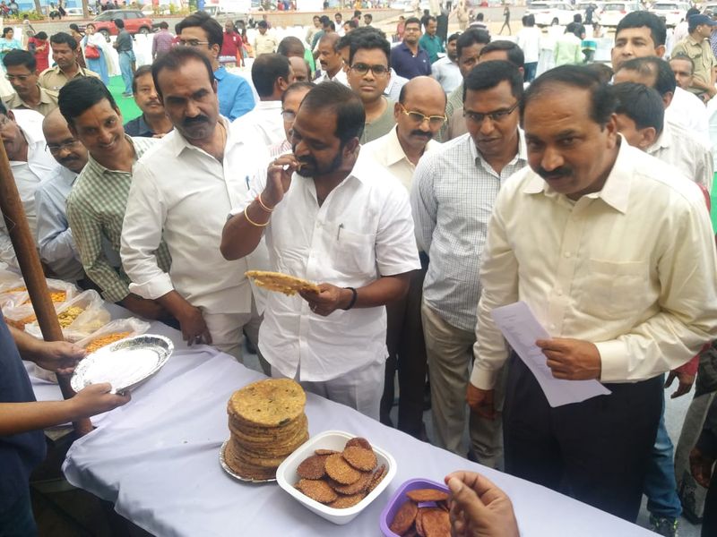 తెలంగాణ వంటకాల రుచిచూసిన శ్రీనివాస్ గౌడ్