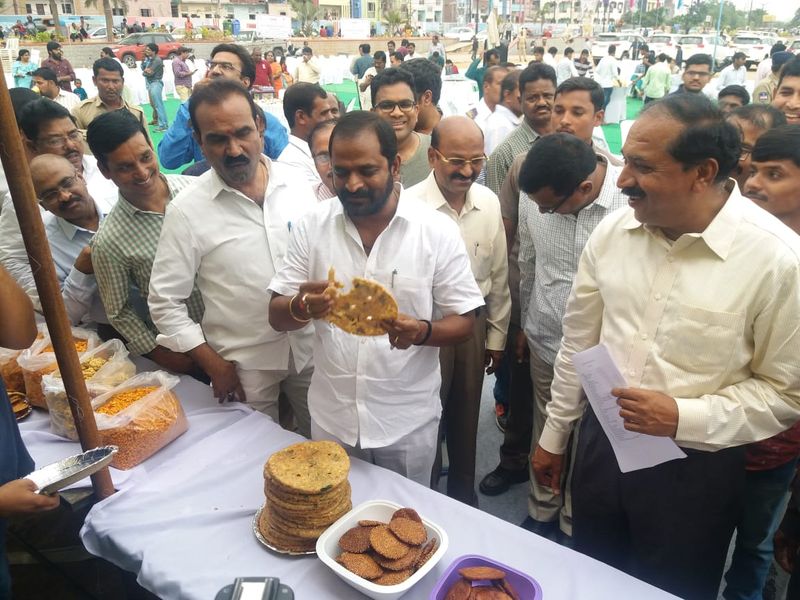 తెలంగాణ వంటకాల రుచిచూసిన శ్రీనివాస్ గౌడ్