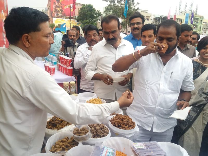 తెలంగాణ వంటకాల రుచిచూసిన శ్రీనివాస్ గౌడ్