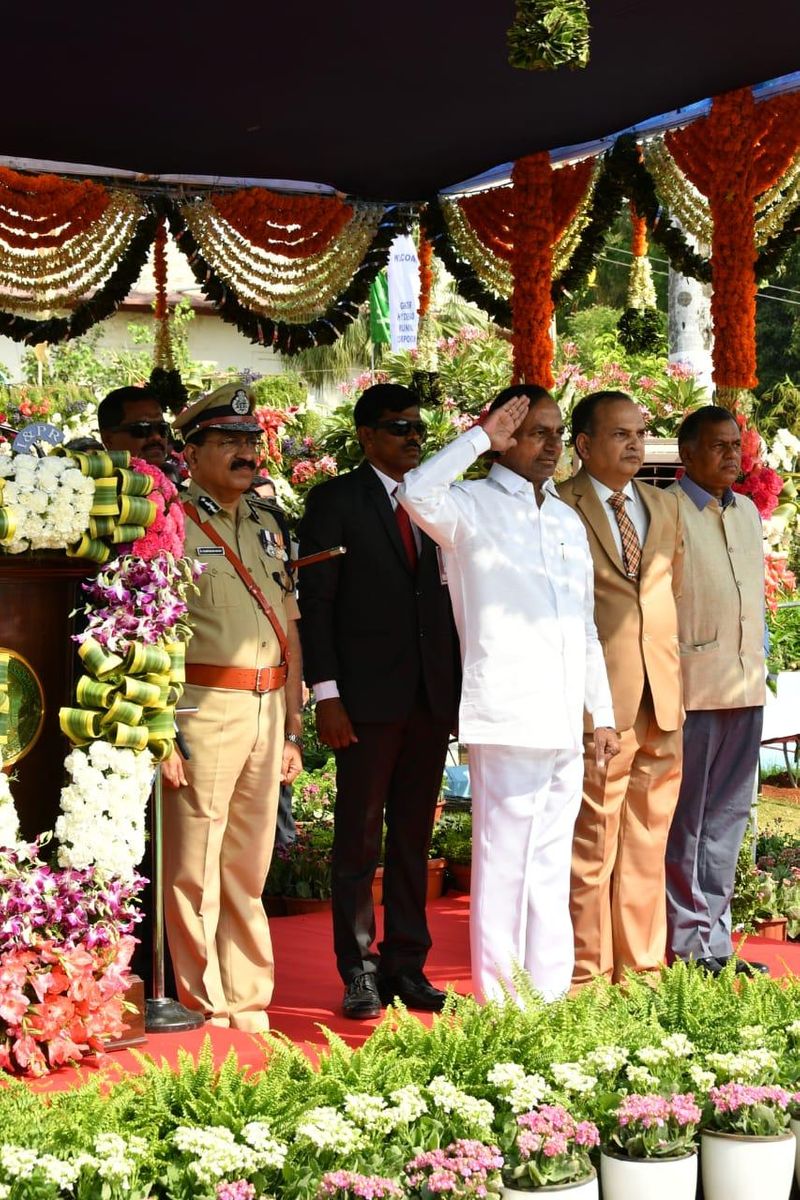తెలంగాణ రాష్ట్ర అవతరణ దినోత్సవ వేడుకల్లో కేసీఆర్ (ఫోటోలు)