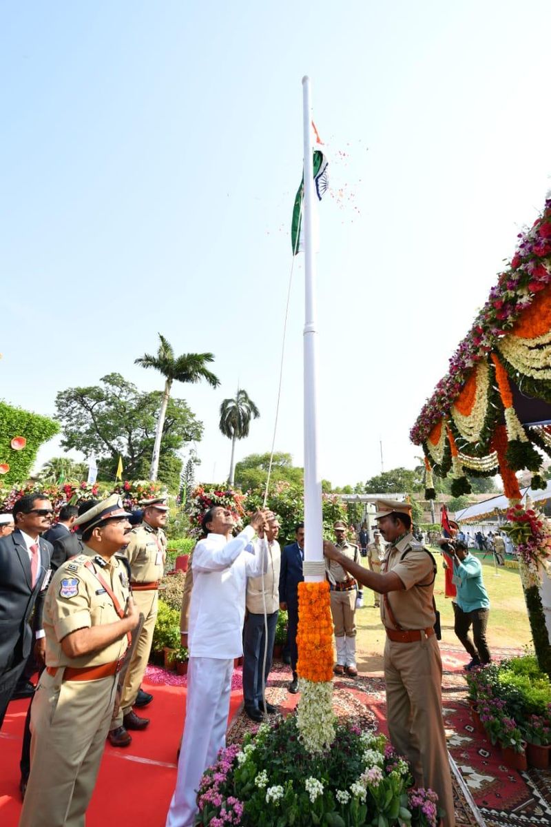 తెలంగాణ రాష్ట్ర అవతరణ దినోత్సవ వేడుకల్లో కేసీఆర్ (ఫోటోలు)