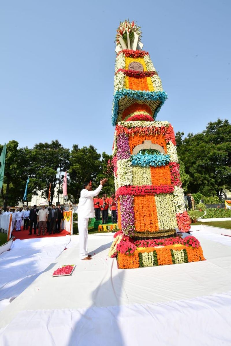 తెలంగాణ రాష్ట్ర అవతరణ దినోత్సవ వేడుకల్లో కేసీఆర్ (ఫోటోలు)