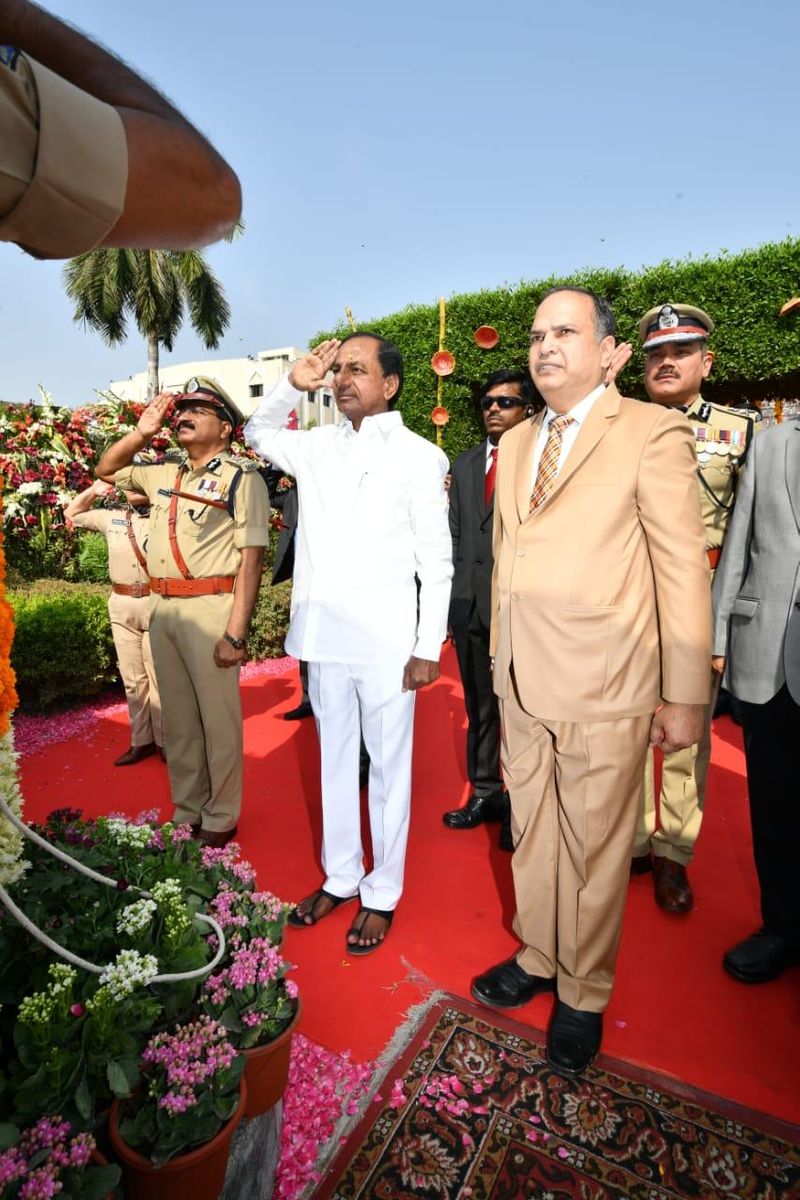 తెలంగాణ రాష్ట్ర అవతరణ దినోత్సవ వేడుకల్లో కేసీఆర్ (ఫోటోలు)