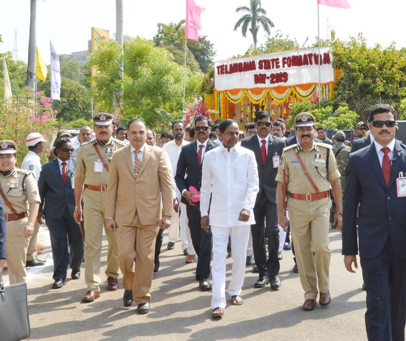 తెలంగాణ రాష్ట్ర అవతరణ దినోత్సవ వేడుకల్లో కేసీఆర్ (ఫోటోలు)