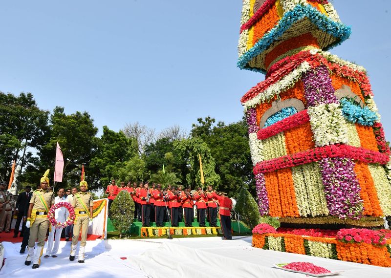 తెలంగాణ రాష్ట్ర అవతరణ దినోత్సవ వేడుకల్లో కేసీఆర్ (ఫోటోలు)