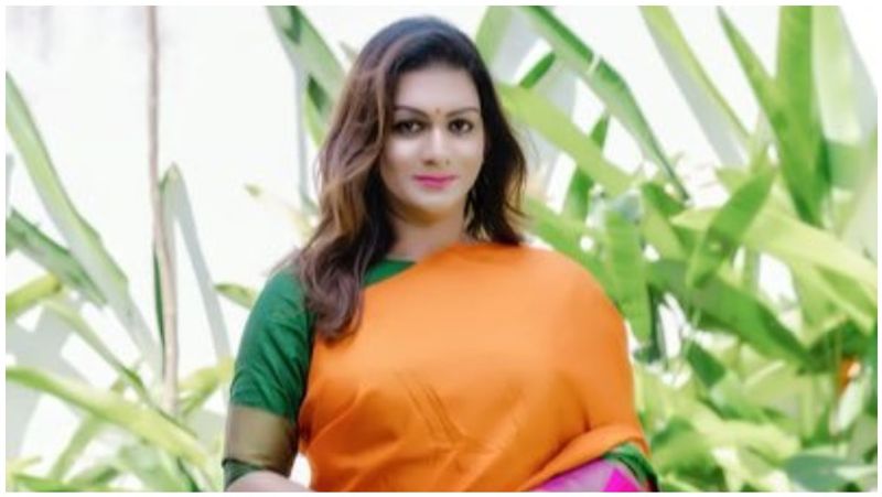 இந்த வீடியோவில், என்னுடைய எல்லா பிரச்சனைகளையும் யார் செய்து கொண்டிருக்கிறார் என்பது தெறித்து விட்டது. திருநங்கையும், அதிமுக பிரமுகருமான அப்சரா ரெட்டி தான் காரணம் என கூறியுள்ளார். தன்னுடன் நண்பனாக பழகிய இந்த செயல்களை செய்துள்ளார். தன்னுடைய அணைத்து குழப்பங்களுக்கு காரணம் அப்சரா ரெட்டி தான் காரணம்.