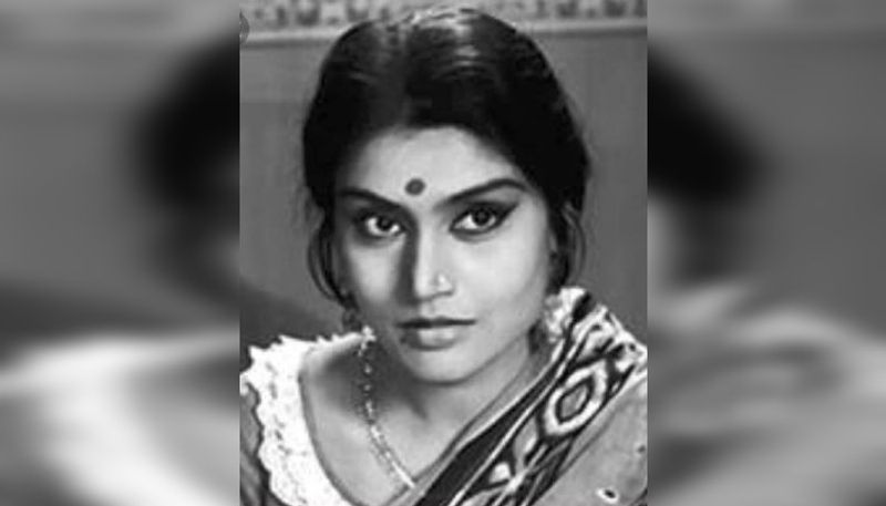 রুমা গুহ ঠাকুরতাঃ ৩ জুন প্রয়াত হয়েছিলেন বর্ষীয়ান অভিনেত্রী রুমা গুহ ঠাকুরতা। মৃত্যুকালে তাঁর বয়স হয়েছিল ৮৪। বালিগঞ্জ প্লেসের বাড়িতে মৃত্যু হয় তাঁর। বার্ধক্যজণিত কারণে অসুস্থ ছিলেন তিনি।