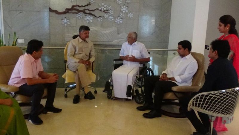 మురళీ మోహన్ ను పరామర్శించిన చంద్రబాబు