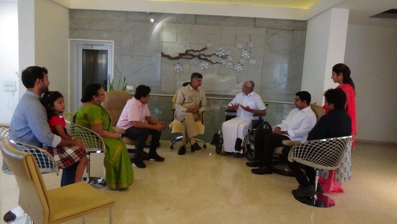 మురళీ మోహన్ ను పరామర్శించిన చంద్రబాబు
