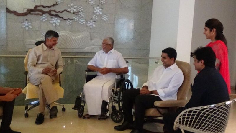 మురళీ మోహన్ ను పరామర్శించిన చంద్రబాబు
