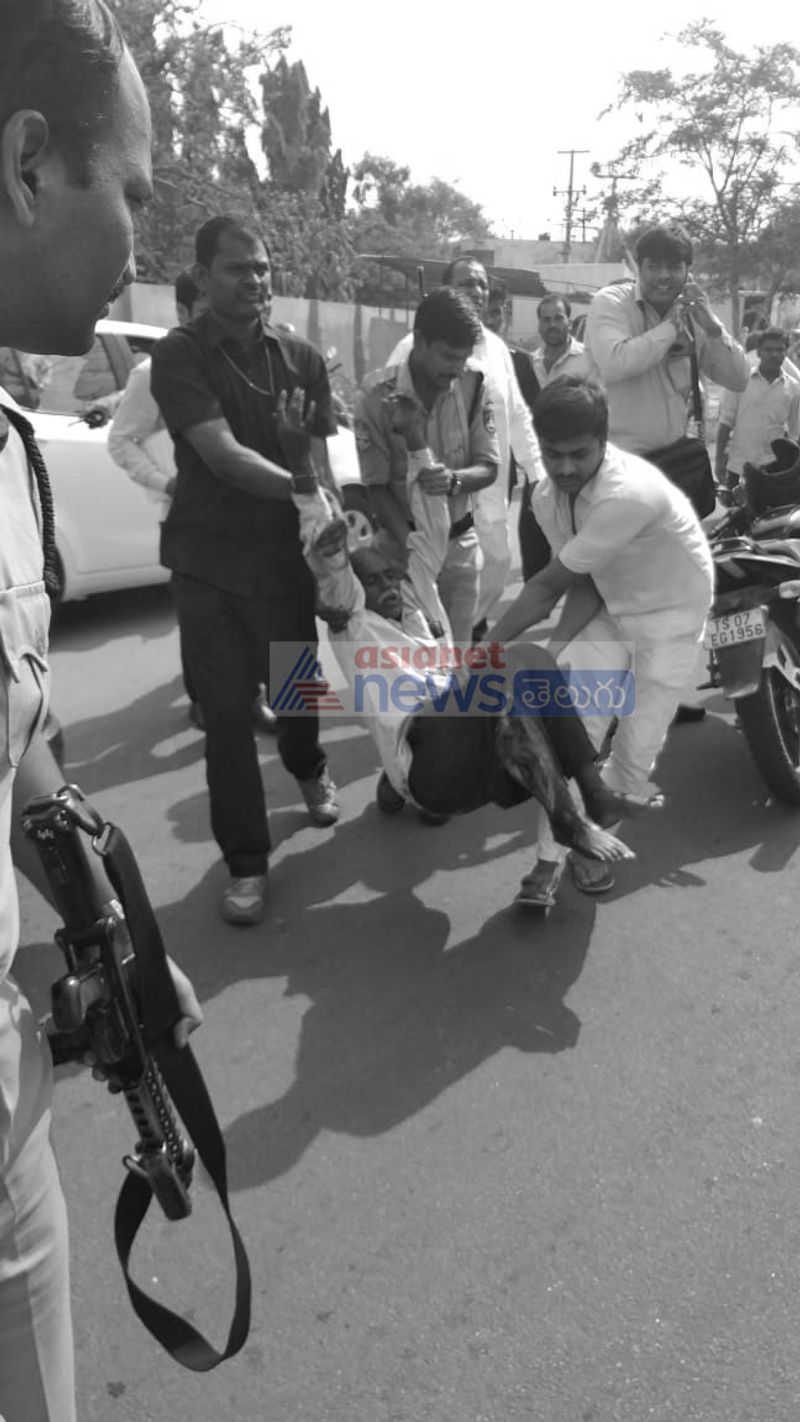 క్షతగాత్రుడిని పైలట్ వాహనంలో ఆస్పత్రికి తరలించిన మంత్రి