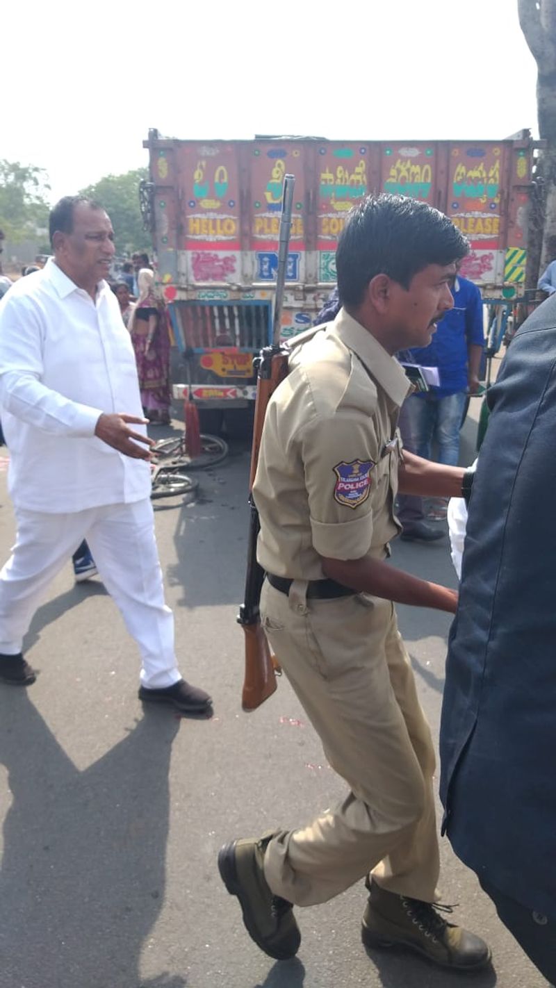 క్షతగాత్రుడిని పైలట్ వాహనంలో ఆస్పత్రికి తరలించిన మంత్రి