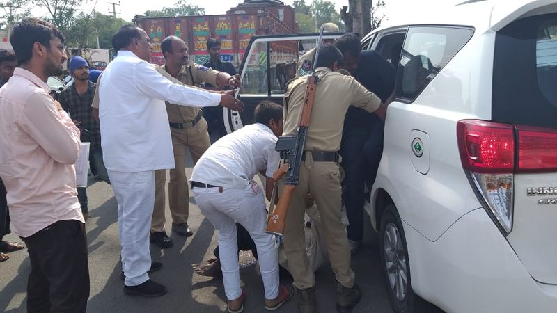 క్షతగాత్రుడిని పైలట్ వాహనంలో ఆస్పత్రికి తరలించిన మంత్రి
