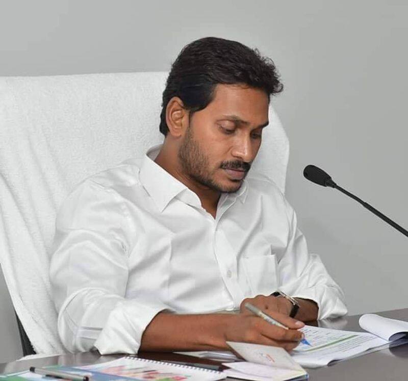 Andhra CM Jaganmohan Reddy Stops Convoy To Help Cancer Patient