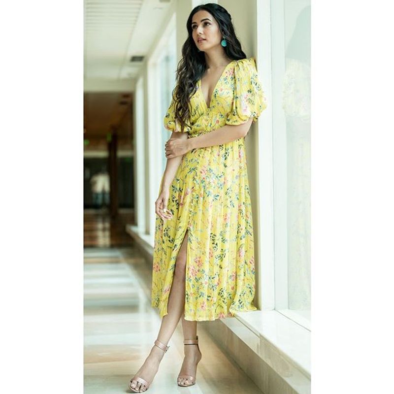 (Courtesy: Instagram)పర్ఫెక్ట్ లుక్ తో యువతని ఆకర్షించే హీరోయిన్లు చాలా తక్కువగా ఉంటారు. అలాంటి వారిలో సోనాల్ చౌహాన్ కూడా ఒకరు. సోనాల్ చౌహాన్ తెలుగులో పరిమిత సంఖ్యలో చిత్రాలు చేసినప్పటికీ తన అందంతో ఆకట్టుకుంది.