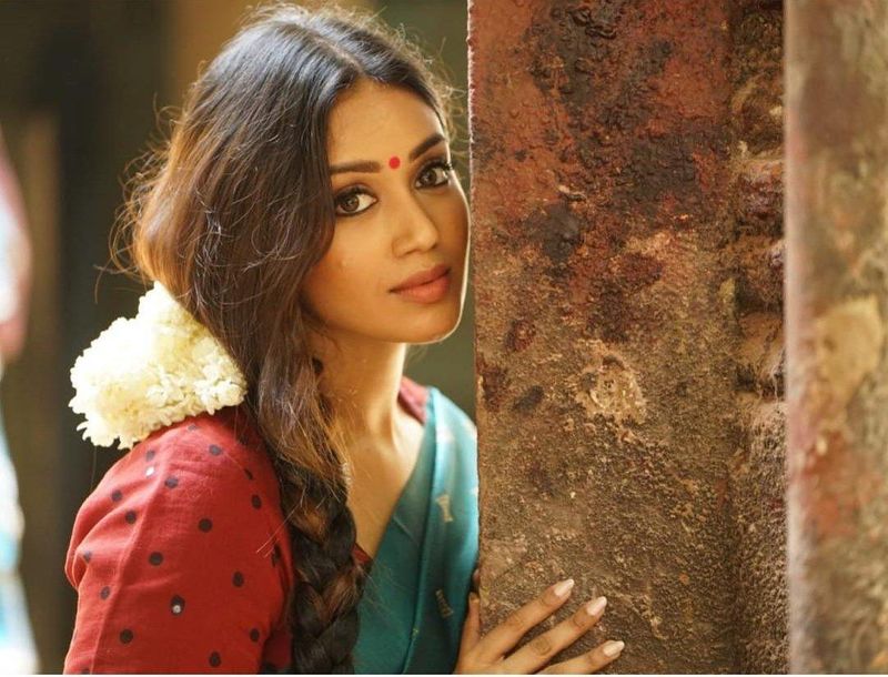 నివేతా పేతురాజ్ - 'మెంటల్ మదిలో', 'చిత్రలహరి', 'బ్రోచేవారెవరురా' వంటి సినిమాల్లో మంచి రోల్స్ చేసి తన నటనతో ఇంప్రెస్ చేసింది. రాబోయే రోజుల్లో ఆమెకి పెద్ద ప్రాజెక్ట్స్ లో అవకాశాలు వచ్చే ఛాన్స్ ఉంది.