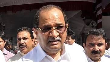 Man Throws Haldi On Maharashtra Minister Radhakrishna Vikhe Patil, Video goes Viral - bsb Man Throws Haldi On Maharashtra Minister Radhakrishna Vikhe Patil, Video goes Viral - bsb
