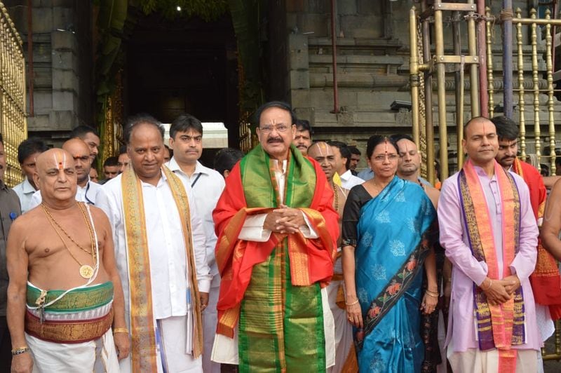 తిరుమలేశుడిని దర్శించుకొన్న ఉపరాష్ట్రపతి వెంకయ్యనాయుడు( ఫోటోలు)