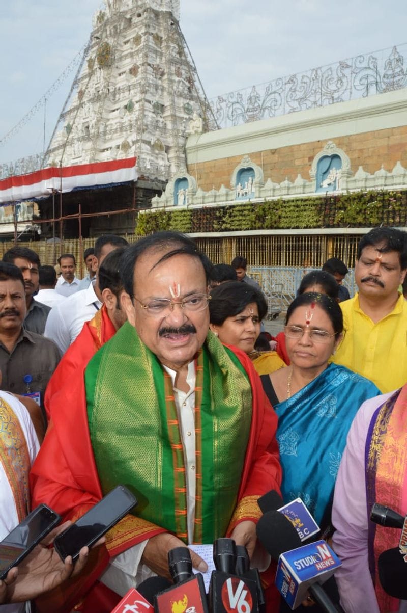 తిరుమలేశుడిని దర్శించుకొన్న ఉపరాష్ట్రపతి వెంకయ్యనాయుడు( ఫోటోలు)