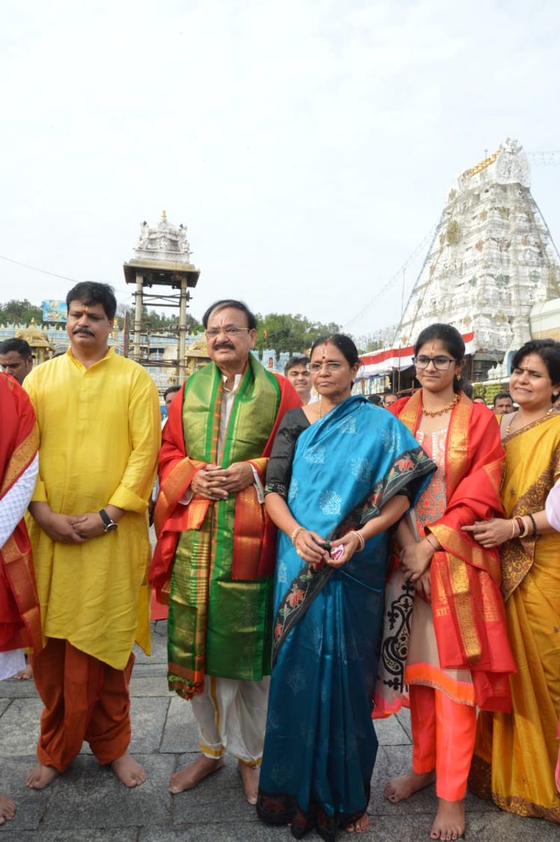 తిరుమలేశుడిని దర్శించుకొన్న ఉపరాష్ట్రపతి వెంకయ్యనాయుడు( ఫోటోలు)