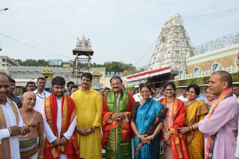 తిరుమలేశుడిని దర్శించుకొన్న ఉపరాష్ట్రపతి వెంకయ్యనాయుడు( ఫోటోలు)